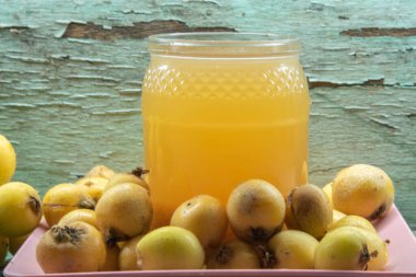 Sarı meyve suyu (Eriobotrya japonica). Botanik ailesinin bitkisi, Rosaceae. Köken: Çin ve Japonya. Bitki özellikleri: Ağaç genellikle 8 metreye kadar çıkar....