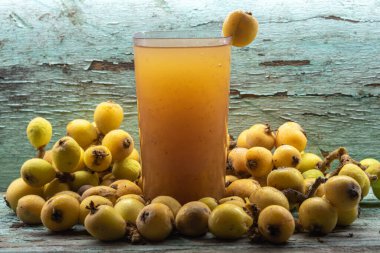 Bir bardak sarı loquat suyu. Loquat Detox Juice 'un sağlığı desteklemek, daha fazla besin sağlamak ve kilo kaybına yardımcı olmak için gösterilebilir.