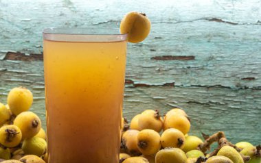 Bir bardak sarı loquat suyu. Loquat Detox Juice 'un sağlığı desteklemek, daha fazla besin sağlamak ve kilo kaybına yardımcı olmak için gösterilebilir.