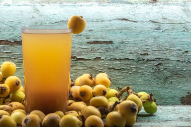 Bir bardak sarı loquat suyu. Loquat Detox Juice 'un sağlığı desteklemek, daha fazla besin sağlamak ve kilo kaybına yardımcı olmak için gösterilebilir.