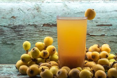Bir bardak sarı loquat suyu. Loquat Detox Juice 'un sağlığı desteklemek, daha fazla besin sağlamak ve kilo kaybına yardımcı olmak için gösterilebilir.