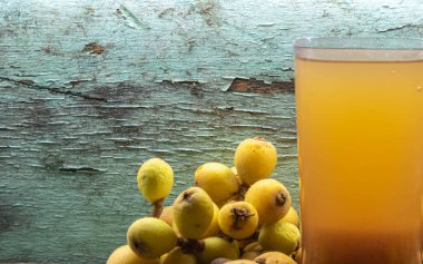 Bir bardak sarı loquat suyu. Loquat Detox Juice 'un sağlığı desteklemek, daha fazla besin sağlamak ve kilo kaybına yardımcı olmak için gösterilebilir.