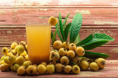 Bir bardak sarı loquat suyu. Loquat Detox Juice 'un sağlığı desteklemek, daha fazla besin sağlamak ve kilo kaybına yardımcı olmak için gösterilebilir.