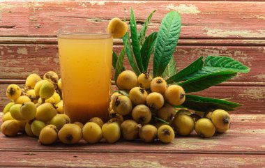 Bir bardak sarı loquat suyu. Loquat Detox Juice 'un sağlığı desteklemek, daha fazla besin sağlamak ve kilo kaybına yardımcı olmak için gösterilebilir.