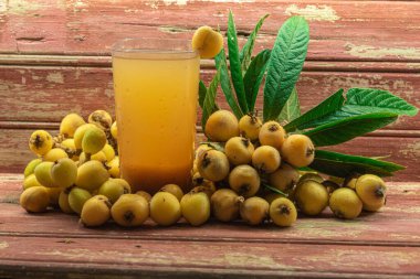 Bir bardak sarı loquat suyu. Loquat Detox Juice 'un sağlığı desteklemek, daha fazla besin sağlamak ve kilo kaybına yardımcı olmak için gösterilebilir.