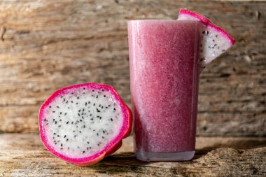 Pitaya suyu ve meyve (ejderha meyvesi). Pitaya suyu sivilcelerle savaşmak için güçlü bir içecektir. B2 vitamini açısından zengin olduğu için..