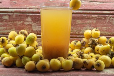 Sarı lokuat suyu. İçki ve detoks tazeleniyor. Doğal yiyecekler. Egzotik meyve. Loquat Juice, protein, karbonhidrat, lif, A vitamini ve Potasyum gibi lokuatların ana besinlerini barındırır..