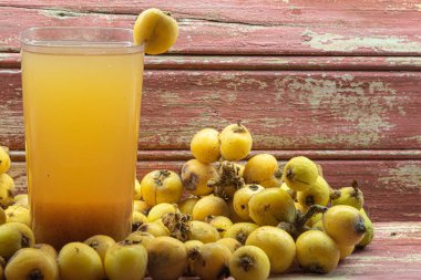 Sarı lokuat suyu. İçki ve detoks tazeleniyor. Doğal yiyecekler. Egzotik meyve. Loquat Juice, protein, karbonhidrat, lif, A vitamini ve Potasyum gibi lokuatların ana besinlerini barındırır..