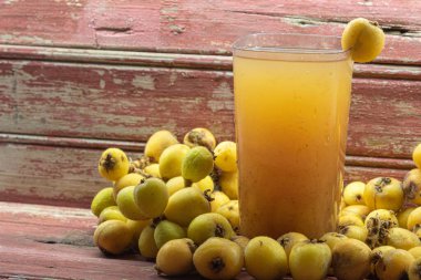 Sarı lokuat suyu. İçki ve detoks tazeleniyor. Doğal yiyecekler. Egzotik meyve. Loquat Juice, protein, karbonhidrat, lif, A vitamini ve Potasyum gibi lokuatların ana besinlerini barındırır..