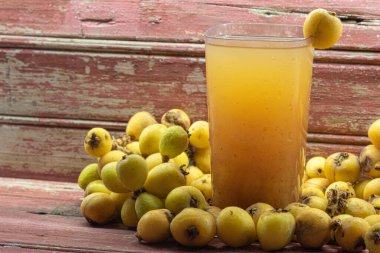 Sarı lokuat suyu. İçki ve detoks tazeleniyor. Doğal yiyecekler. Egzotik meyve. Loquat Juice, protein, karbonhidrat, lif, A vitamini ve Potasyum gibi lokuatların ana besinlerini barındırır..