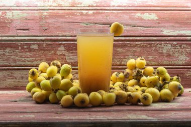 Sarı lokuat suyu. İçki ve detoks tazeleniyor. Doğal yiyecekler. Egzotik meyve. Loquat Juice, protein, karbonhidrat, lif, A vitamini ve Potasyum gibi lokuatların ana besinlerini barındırır..