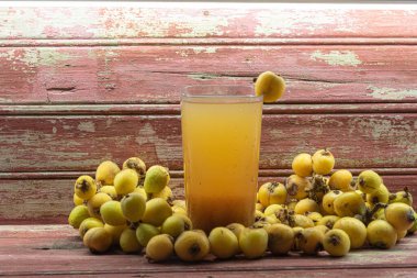 Sarı lokuat suyu. İçki ve detoks tazeleniyor. Doğal yiyecekler. Egzotik meyve. Loquat Juice, protein, karbonhidrat, lif, A vitamini ve Potasyum gibi lokuatların ana besinlerini barındırır..