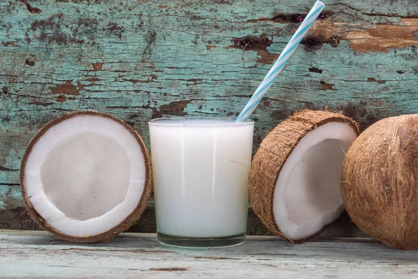 Glass of fresh coconut milk. It is rich in good saturated fat, which is quickly digested and transformed into energy. Nutrient-rich alimenti, used for medicinal, food and agro-industrial purposes.