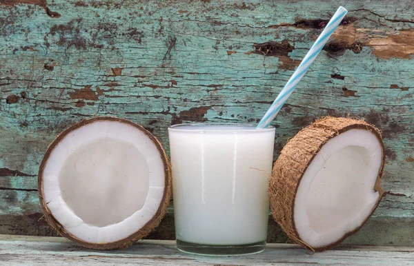 Glass of fresh coconut milk. It is rich in good saturated fat, which is quickly digested and transformed into energy. Nutrient-rich alimenti, used for medicinal, food and agro-industrial purposes.