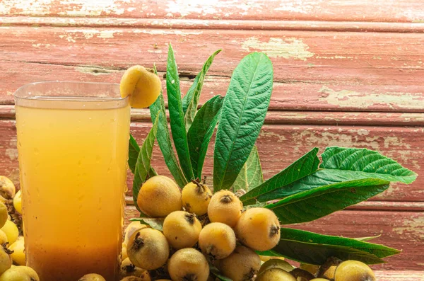 Bir bardak sarı loquat suyu. Loquat Detox Juice 'un sağlığı desteklemek, daha fazla besin sağlamak ve kilo kaybına yardımcı olmak için gösterilebilir.