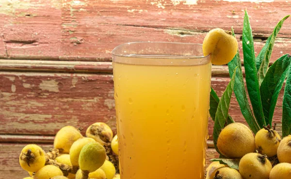 Bir bardak sarı loquat suyu. Loquat Detox Juice 'un sağlığı desteklemek, daha fazla besin sağlamak ve kilo kaybına yardımcı olmak için gösterilebilir.