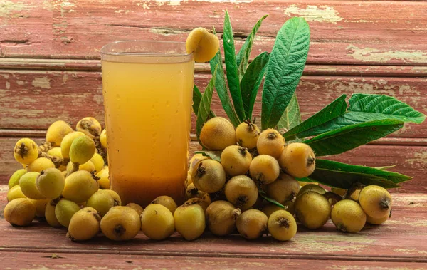 Bir bardak sarı loquat suyu. Loquat Detox Juice 'un sağlığı desteklemek, daha fazla besin sağlamak ve kilo kaybına yardımcı olmak için gösterilebilir.