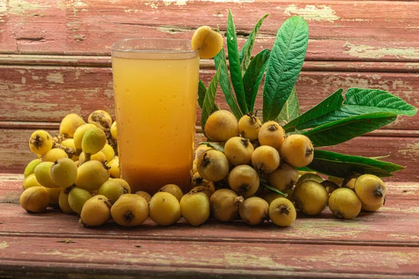 Bir bardak sarı loquat suyu. Loquat Detox Juice 'un sağlığı desteklemek, daha fazla besin sağlamak ve kilo kaybına yardımcı olmak için gösterilebilir.