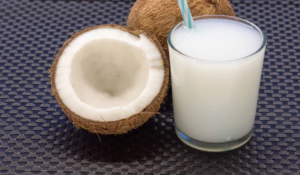 Cocco Vetro Con Acqua Cocco Acqua Cocco Liquido Dal Sapore — Foto Stock