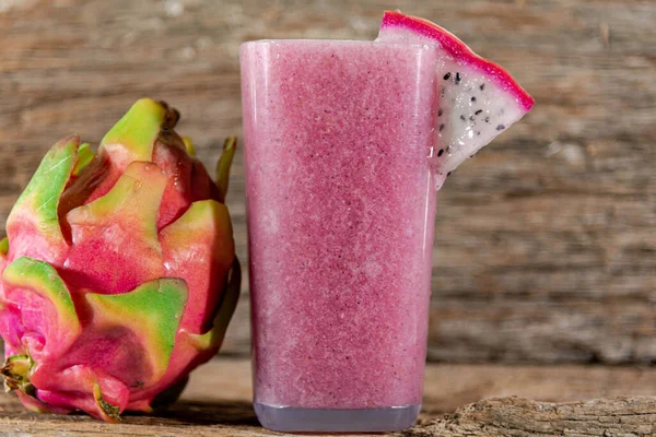 Pitaya suyu ve meyve (ejderha meyvesi). Pitaya suyu sivilcelerle savaşmak için güçlü bir içecektir. B2 vitamini açısından zengin olduğu için..