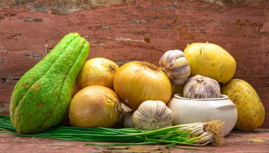 Taze sebze kompozisyonu. Eski ahşap arka plan. Baharat ve yiyecek. sebze ve baharat. Yemekler lezzetlidir. Doğal yemek ve detoks. Brezilya mutfağı..