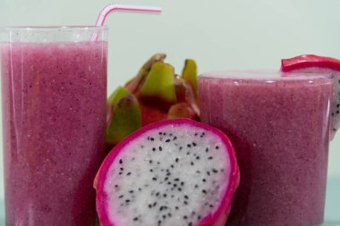 Pitaya meyve suyu. Pitaya çeşitli kaktüslerin ürünüdür ve inanılmaz özellikleriyle göze çarpar. İki çeşidi vardır, kırmızı pembe pitaya ve sarı pitaya..