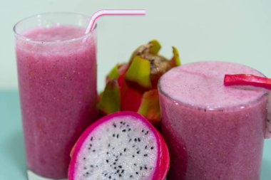 Pitaya meyve suyu. Pitaya çeşitli kaktüslerin ürünüdür ve inanılmaz özellikleriyle göze çarpar. İki çeşidi vardır, kırmızı pembe pitaya ve sarı pitaya..