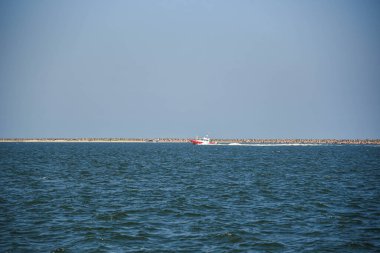 Çocuk kargo gemisinin Rio Grande limanına girişini izliyor.
