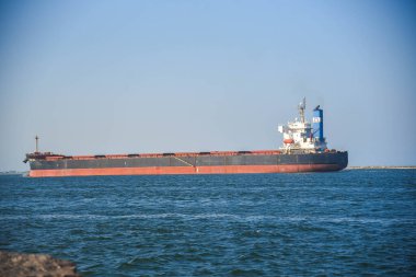 Kargo gemisi Rio Grande, SC, Brezilya 'daki Barra kanalına giriyor.