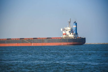 Kargo gemisi Rio Grande, SC, Brezilya 'daki Barra kanalına giriyor.