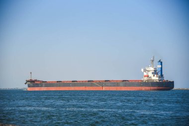 Kargo gemisi Rio Grande, SC, Brezilya 'daki Barra kanalına giriyor.