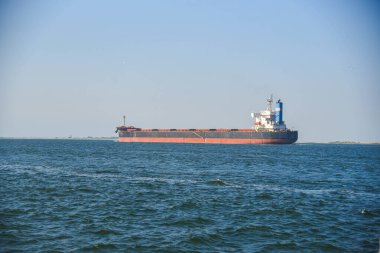 Kargo gemisi Rio Grande, SC, Brezilya 'daki Barra kanalına giriyor.