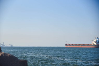 Kargo gemisi Rio Grande, SC, Brezilya 'daki Barra kanalına giriyor.