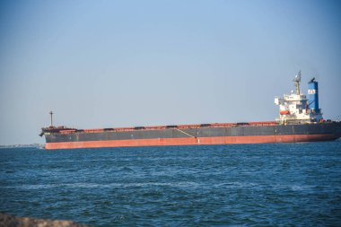 Kargo gemisi Rio Grande, SC, Brezilya 'daki Barra kanalına giriyor.