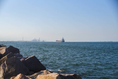 Kargo gemisi Rio Grande, SC, Brezilya 'daki Barra kanalına giriyor.