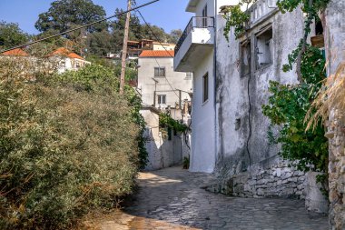 Eski bir dağ köyünde dar bir sokak. Yunanistan. Girit 