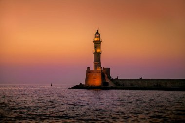 Akşamları eski deniz feneri. Yunanistan. Girit. Hanya.