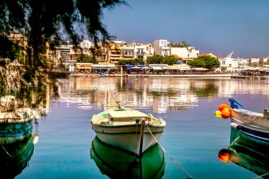 Agios Nikolaos 'taki tatlı su gölü. Yunanistan. Girit. 