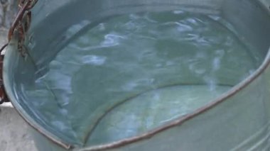 Köyün kuyusundaki kovada su