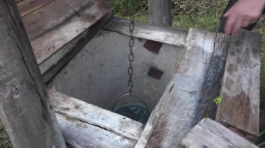 Köyün kuyusundaki kovada su