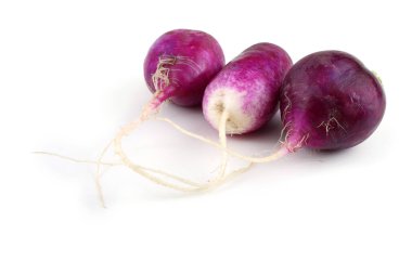 Beyaz arkaplanda taze turp izole edildi