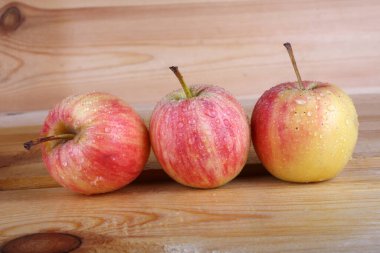 Elmalar masada. ülke tarzı