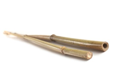 Beyaza izole edilmiş bambu çubukları.