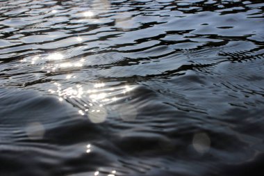 Güneş ışığıyla deniz yüzeyi