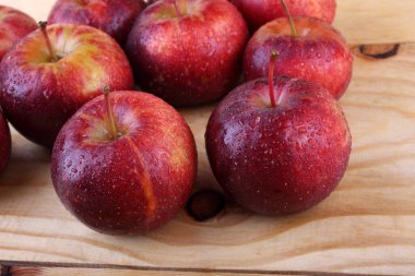 Elmalar masada. ülke tarzı