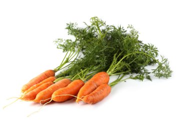 Havuç ve yapraklar beyaz üzerine izole edilmiş.