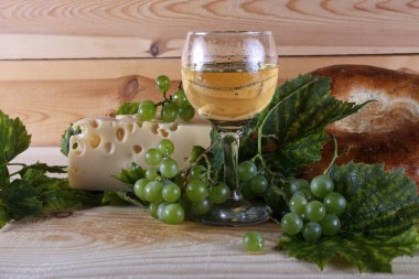 Üzüm, peynir, ekmek ve şarap. Güney yemeği