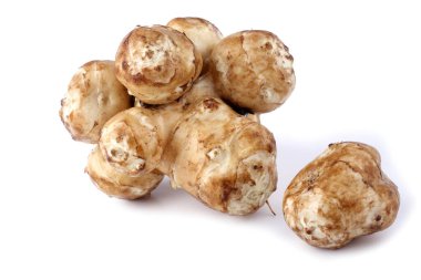 Kudüs enginarları beyaz üzerine izole edilmiş.