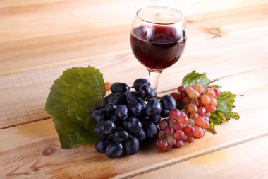 Üzüm ve şarap masada.