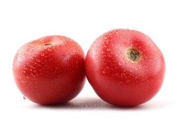 Beyaz arka planda lezzetli olgun domatesler